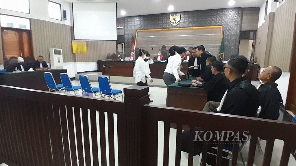 Keempat terdakwa kasus sirop obat batuk, yang berbuntut pada gagal ginjal akut, tengah berkonsultasi dengan kuasa hukum saat sidang putusan di Pengadilan Negeri Kediri, Jawa Timur, Rabu (1/11/2023)