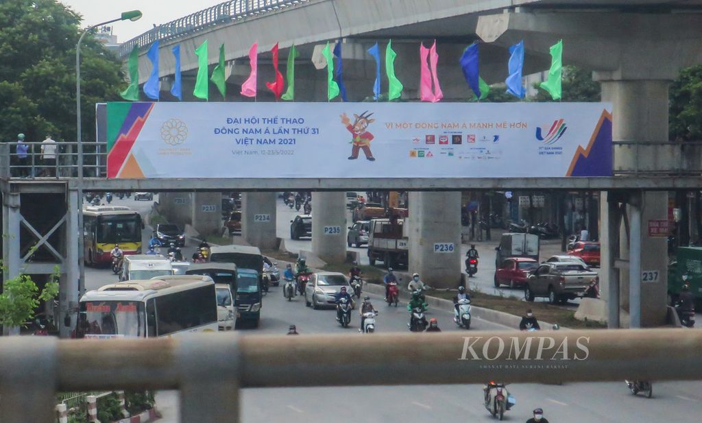 Spanduk bertemakan SEA Games 2021 terpasang di salah satu sudut jalanan di Kota Hanoi, Vietnam, Senin (9/5/2022). Vietnam kembali menjadi tuan rumah pesta olahraga Asia Tenggara untuk kedua kalinya setelah 2003.
