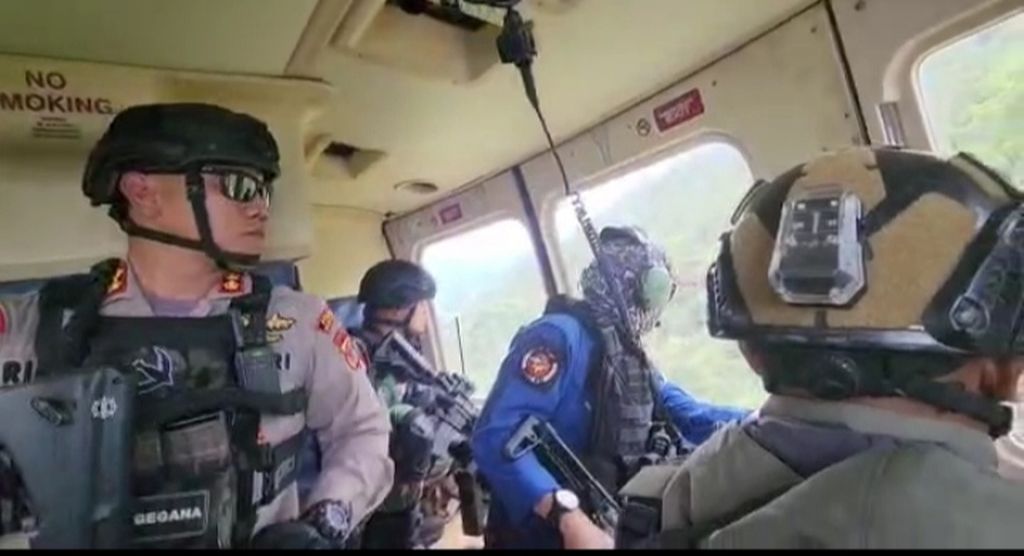 Tim gabungan TNI-Polri dalam perjalanan menyelamatkan 15 pekerja dari ancaman kelompok kriminal bersenjata pimpinan Egianus Kogoya di Distrik Paro, Kabupaten Nduga, Papua Pegunungan, Rabu (8/2/2023).