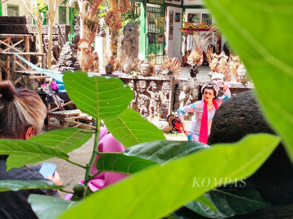 Seniman tari Didik Nini Thowok menari tari topeng Walang Kekek di area pentas di Studio Mendut, Kecamatan Mungkid, Kabupaten Magelang, Jawa Tengah, Senin (8/8/2022).