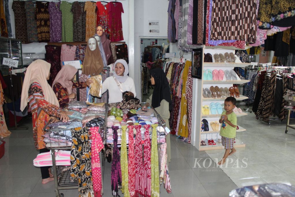Pengunjung melihat berbagai produk di Batik Asofa di sentra batik Trusmi, Kecamatan Plered, Kabupaten Cirebon, Jawa Barat, Sabtu (30/3/2024). Batik Asofa menjadi salah satu destinasi belanja batik di Cirebon, termasuk saat libur Lebaran. 