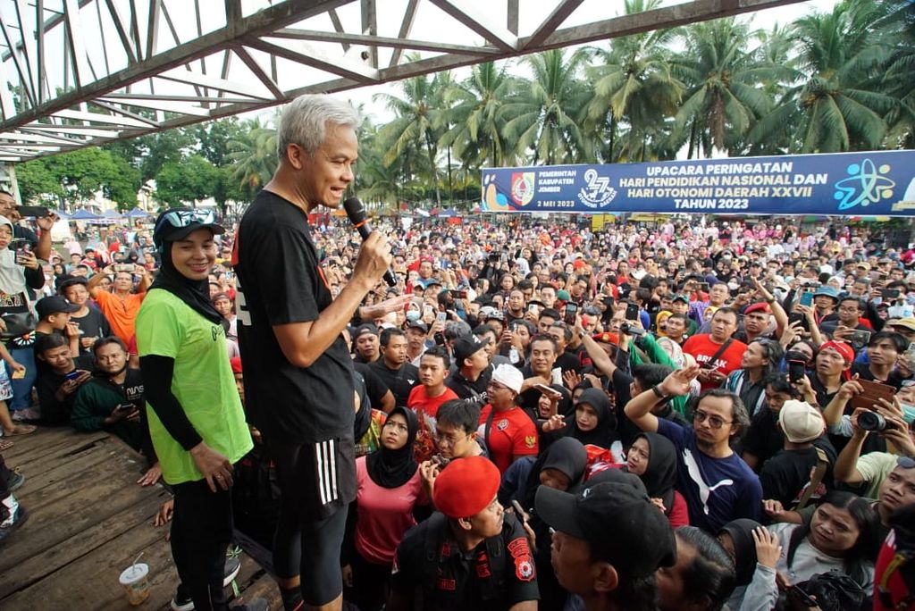 Bakal calon presiden dari Partai Demokrasi Indonesia Perjuangan Ganjar Pranowo menyapa ribuan warga Jember pada Minggu (7/5/2023) di Alun-alun Jember, Jawa Timur.