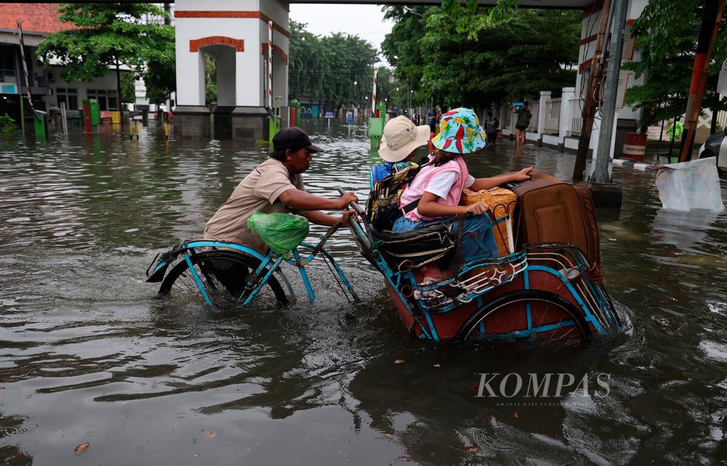 Pengemudi becak menjemput penumpang yang perjalanannya dialihkan karena banjir ke Stasiun Poncol dari Stasiun Tawang, Kota Semarang, Jawa Tengah, Kamis (14/3/2024). 