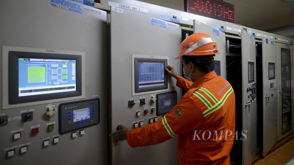 An operator checks the condition of one of the turbines at the Cirata Hydroelectric Power Plant (PLTA) in Purwakarta Regency, West Java, on Thursday (23/9/2021). 