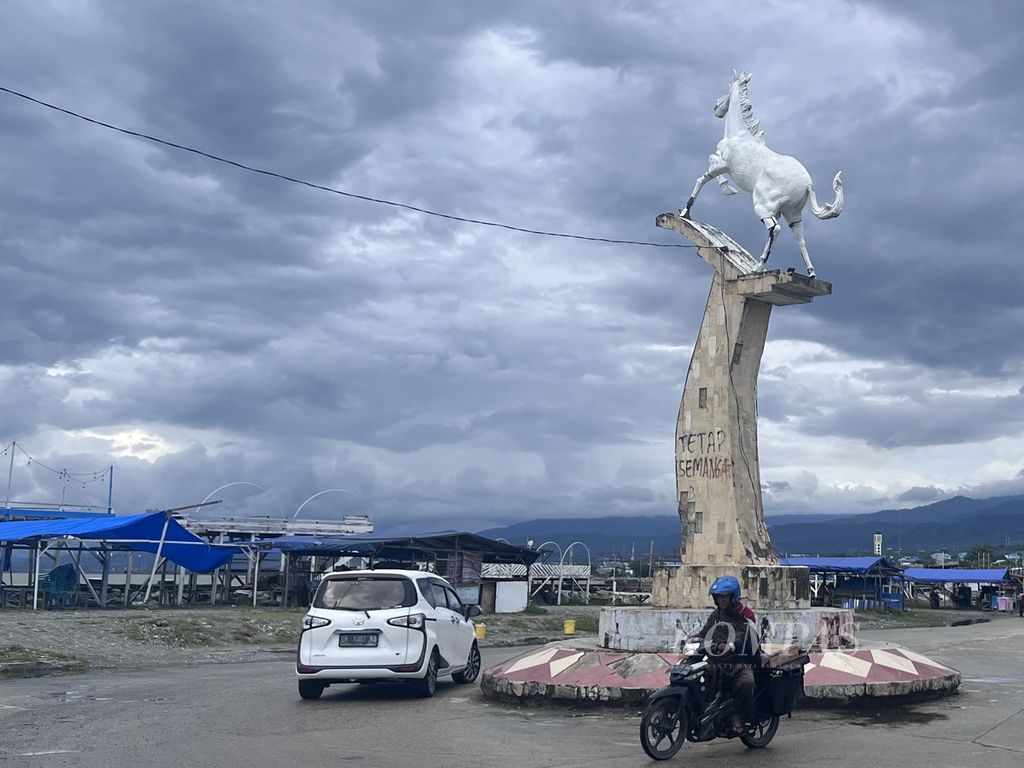 Suasana di sekitar Pantai Talise dan patung kuda yang menjadi salah satu ikon Kota Palu, Sulawesi Tengah, Senin (27/3/2023). Kawasan ini menjadi salah satu yang diterjang tsunami saat gempa melanda pada 28 September 2018.