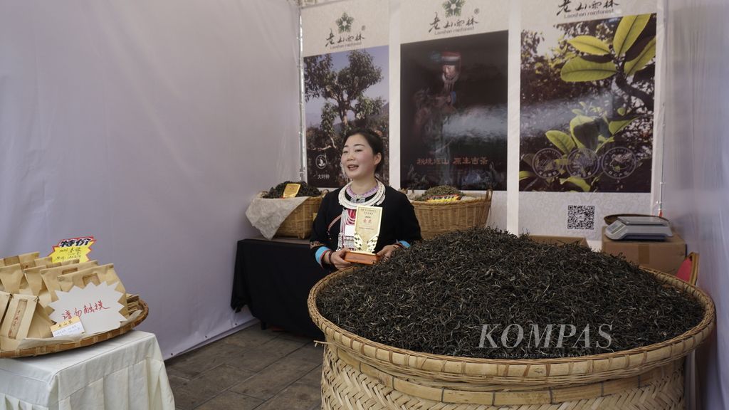 Penjual teh menjajakan teh dagangannya di Festival Teh Laoshan di kota Malipo, Yunnan, China, Minggu (23/4/2023). Ajang itu diadakan untuk memperkenalkan teh Malipo, yang saat ini masih dijual di pasar domestik, lebih luas lagi ke dunia.