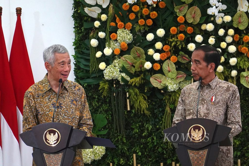 Presiden Joko Widodo dan Perdana Menteri Singapura Lee Hsien Loong memberikan keterangan pers bersama di Ruang Teratai di Istana Kepresidenan Bogor, Senin (29/4/2024).