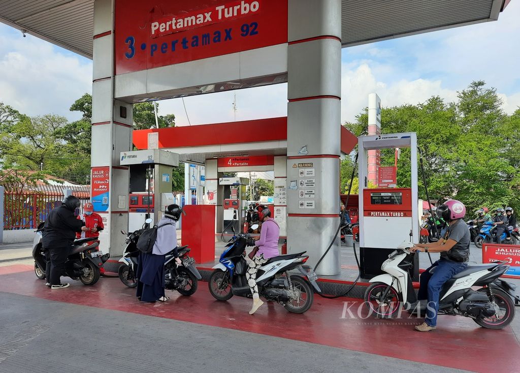 Empat pengendara sepeda motor mengantre di SPBU Jati, Kecamatan Padang Timur, Padang, Sumatera Barat, Selasa (5/4/2022). 