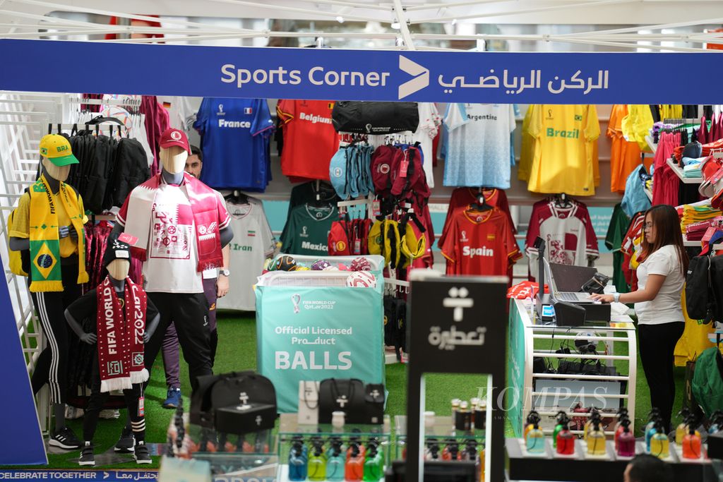 Sebuah gerai pakaian olah raga di Mall of Qatar menjual kaos bertema negara-negara peserta Piala Dunia 2022, Kamis (17/11/2022). Warga Qatar menyambut perhelatan Piala Dunia yang akan berlangsung 20 November - 18 Desember 2022 dengan menghias kota mereka dengan pernik yang berkaitan dengan Piala Dunia.