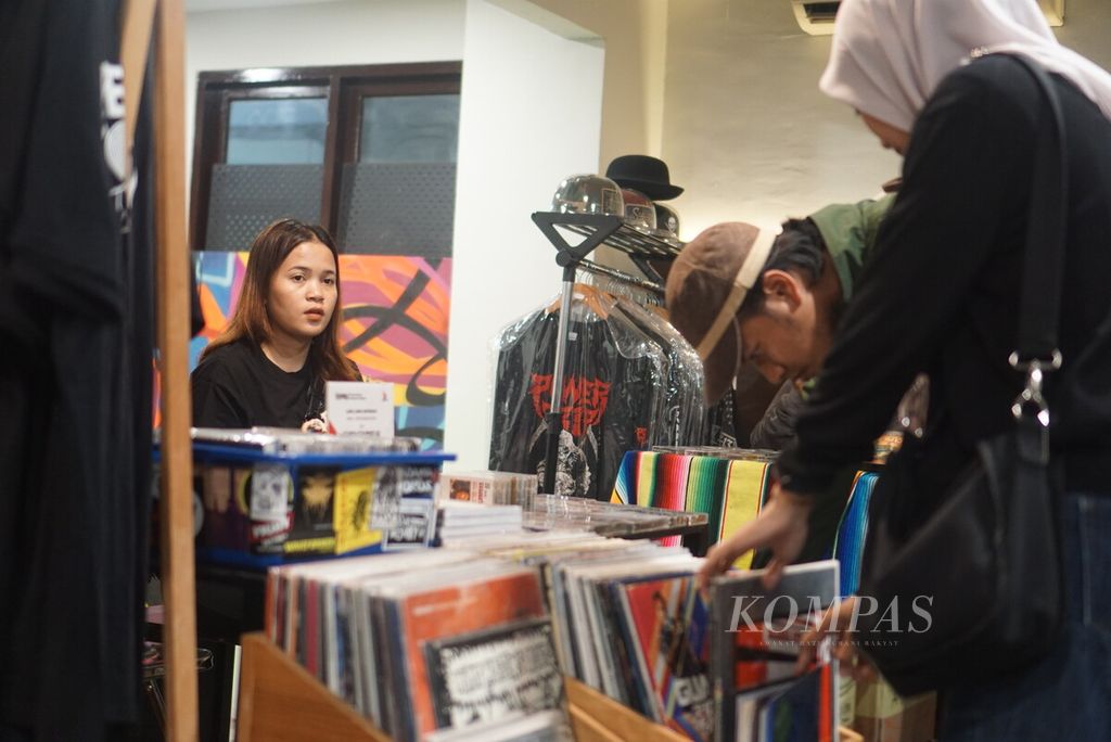 Pengunjung memilah piringan hitam dalam pergelaran Record Store Day East Borneo 2024 di Kota Balikpapan, Kalimantan Timur, Minggu (28/4/2024).