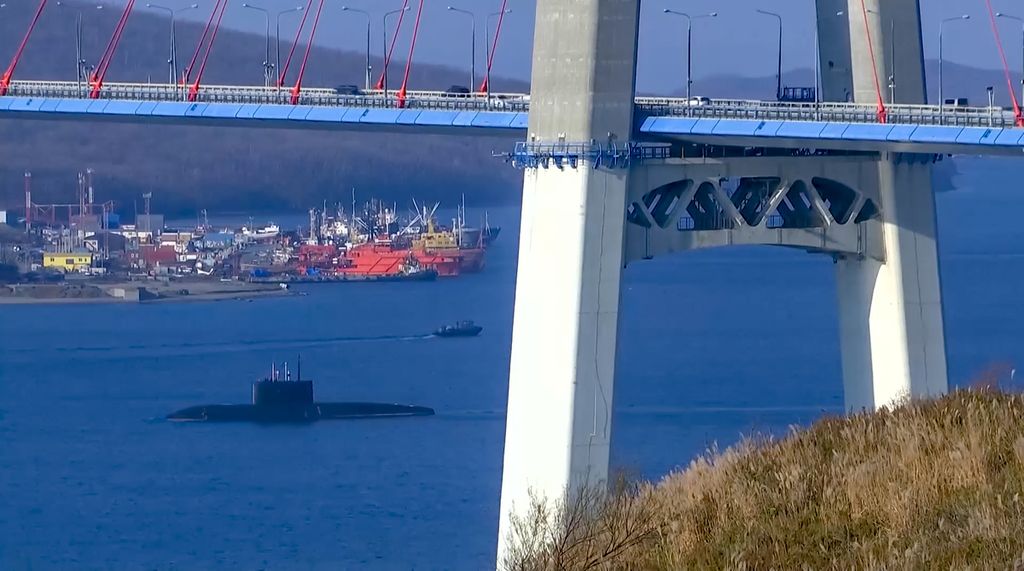 Kapal selam Rusia tampak di Vladivostok ketika hendak berlayar dan bergabung dalam latihan perang Armada Pasifik. Foto diedarkan oleh Kementerian Pertahanan Rusia pada 14 April 2023.