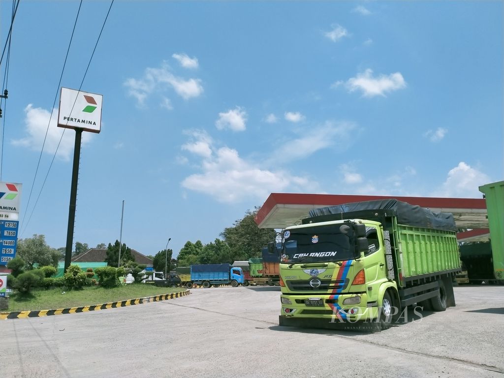 Antrean truk yang hendak mengisi solar di SPBU di Desa Hajimena, Kecamatan Natar, Kabupaten Lampung Selatan, Lampung, pada Selasa (5/4/2022). Kelangkaan solar masih menimbulkan antrean di sejumlah SPBU di Lampung. 