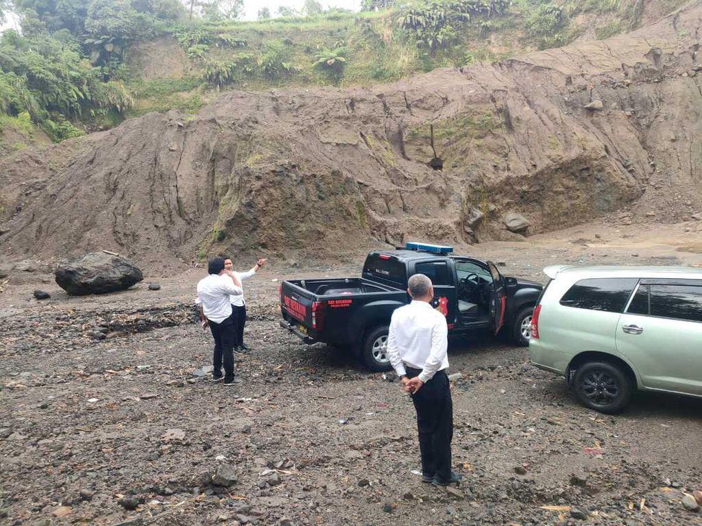 Polisi mengecek lokasi diduga tambang galian C ilegal di Kecamatan Kemalang, Kabupaten Klaten, Jateng, Senin (27/11/2022). Polda Jateng memastikan tidak ada anggotanya yang terlibat sebagai beking tambang ilegal.