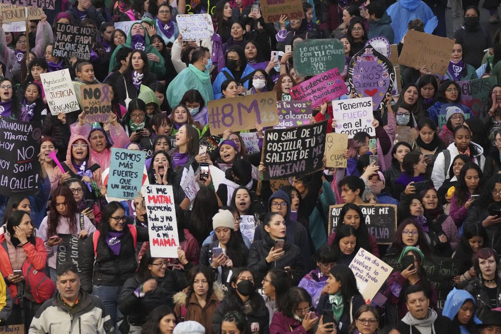 Perempuan berunjuk rasa saat Hari Perempuan Internasional di Quito, Ekuador, 8 Maret 2023. 