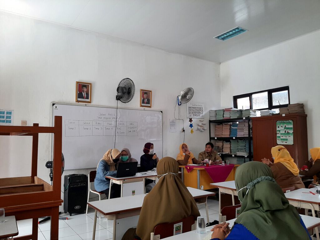 Alya Rekha Anjani, mahasiswi Universitas Islam 45 Bekasi (memegang mikrofon), yang mengikuti Kampus Mengajar angkatan pertama tahun 2021 berdiskusi dengan Kepala SDN Kertamukti 01 Bekasi Taryunah, Senin (29/3/2021), di Kabupaten Bekasi, Jawa Barat. 