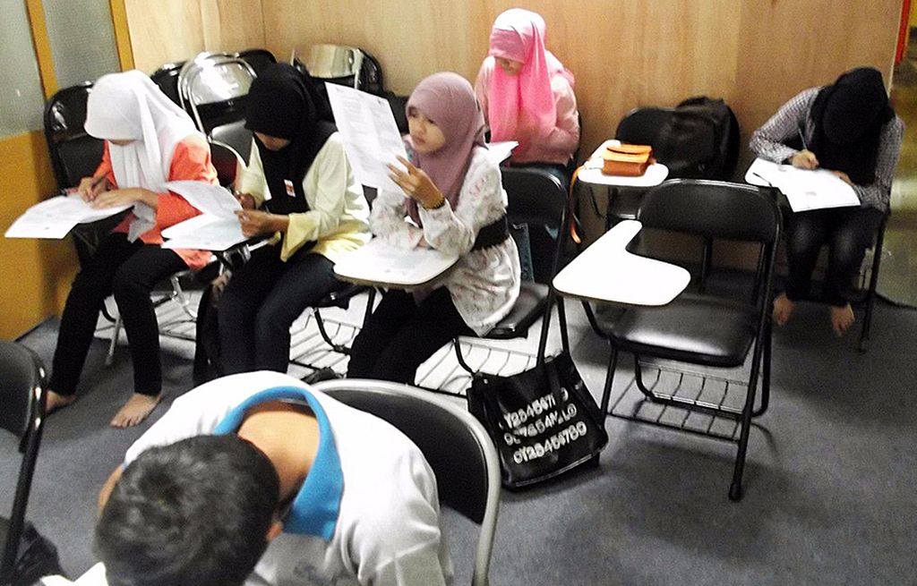 Kegiatan bimbingan belajar siswa kelas XII yang akan menghadapi ujian nasional dan ujian masuk perguruan tinggi negeri  oleh mahasiswa senior di Garut, Jawa Barat.