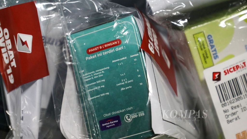 Pekerja menunjukkan paket obat isolasi mandiri sebelum dikirimkan kepada warga yang sedang menjalani isolasi mandiri karena terpapar Covid-19 di gerai jasa pengiriman Jalan KS Tubun, Jakarta, Kamis (22/7/2021). Paket tersebut berisi multivitamin, Azitromisin, Oseltamivir, dan Parasetamol. 