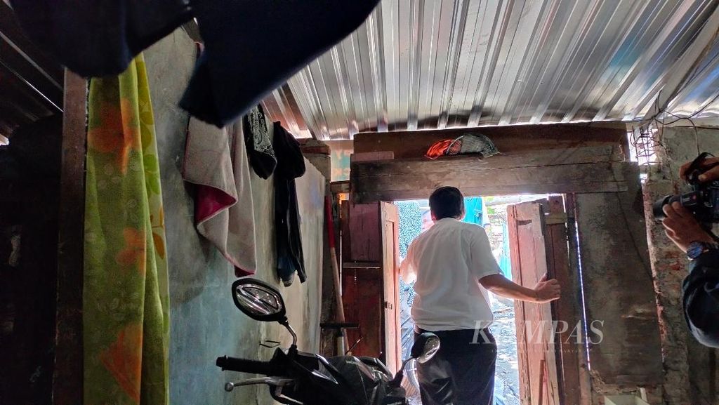 Kondisi bagian belakang rumah penerima bantuan PKH, Semi Lestari (43) di Desa Biirt, Kecamatan Wedi, Kabupaten Klaten, Kamis (27/7/2023). 