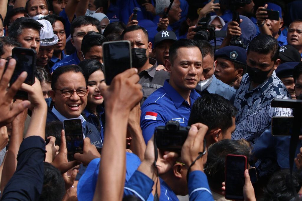 Anies Baswedan dan Agus Harimurti Yudhoyono (AHY) berjalan di antara sukarelawan yang menyambut kedatangannya di halaman kantor DPP Partai Demokrat, Kelurahan Pegangsaan, Kecamatan Menteng, Jakarta Pusat, Jumat (7/10/2022). 