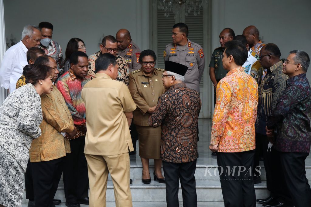 Wakil Presiden Ma'ruf Amien berbincang dengan anggota Badan Pengarah Percepatan Pembangunan Otonomi Khusus Papua (BP3OKP) dan tamu lain seusai pengukuhan anggota BP3OKP di Istana Wakil Presiden, Jakarta, Senin (29/5/2023). 