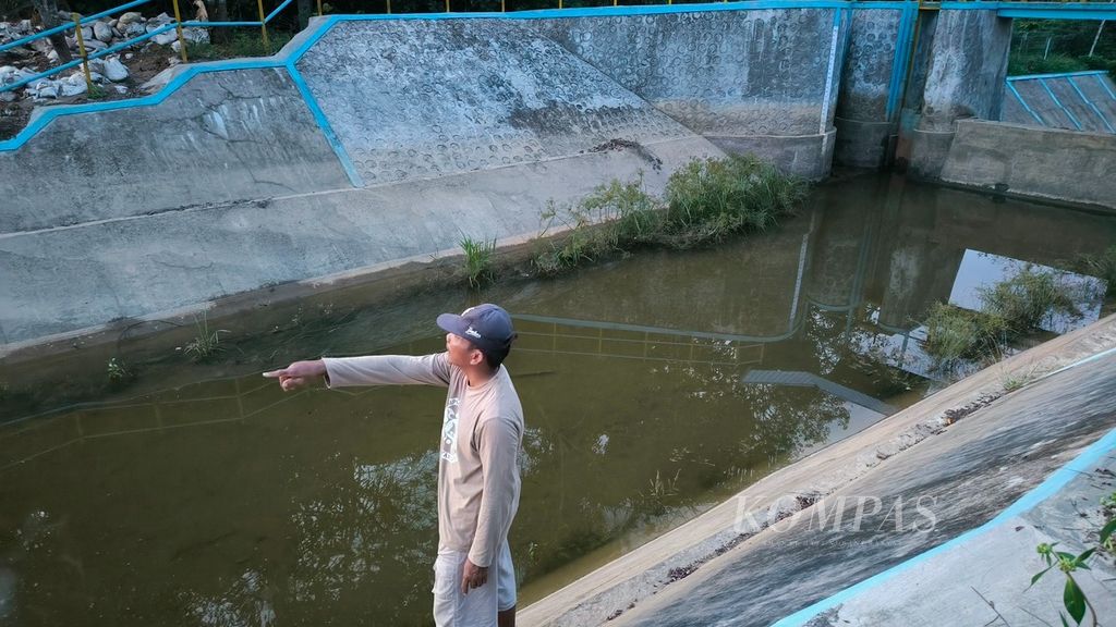 Legimin menunjukkan kondisi Bendungan Panoragan dengan air yang surut dan keruh di Desa Sumber Sari, Kecamatan Loa Kulu, Kabupaten Kutai Kartanegara, Kalimantan Timur, Minggu (24/12/2023). 