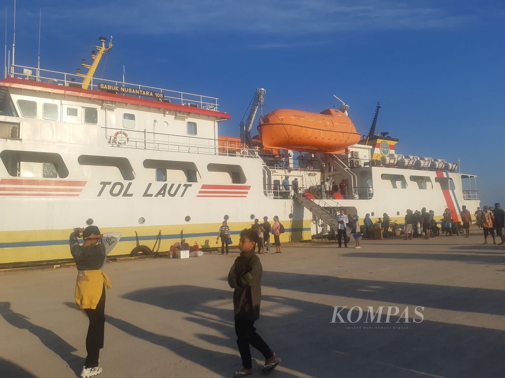 Kapal perintis KM Sabuk Nusantara 108 sandar di Pelabuhan Atapupu, Kabupaten Belu, Nusa Tenggara Timur, Kamis (20/6/2024).