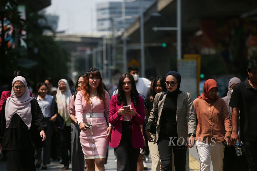 Karyawan berjalan menuju tempat makan saat jam istirahat kawasan Kuningan, Jakarta Selatan, Selasa (6/8/2024). Dilihat dari komponen pengeluaran, pertumbuhan ekonomi Indonesia pada triwulan II-2024 atau April-Juni yang tumbuh 5,05 persen secara tahunan ditopang oleh konsumsi rumah tangga yang tumbuh 4,93 persen secara tahunan.