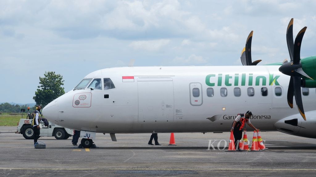 Pesawat ATR 72-600 maskapai Citilink rute Halim Perdanakusuma (Jakarta)-Cepu terpakir seusai mendarat di Bandara Ngloram, Cepu, Kabupaten Blora, Jawa Tengah, 26 November 2021. 