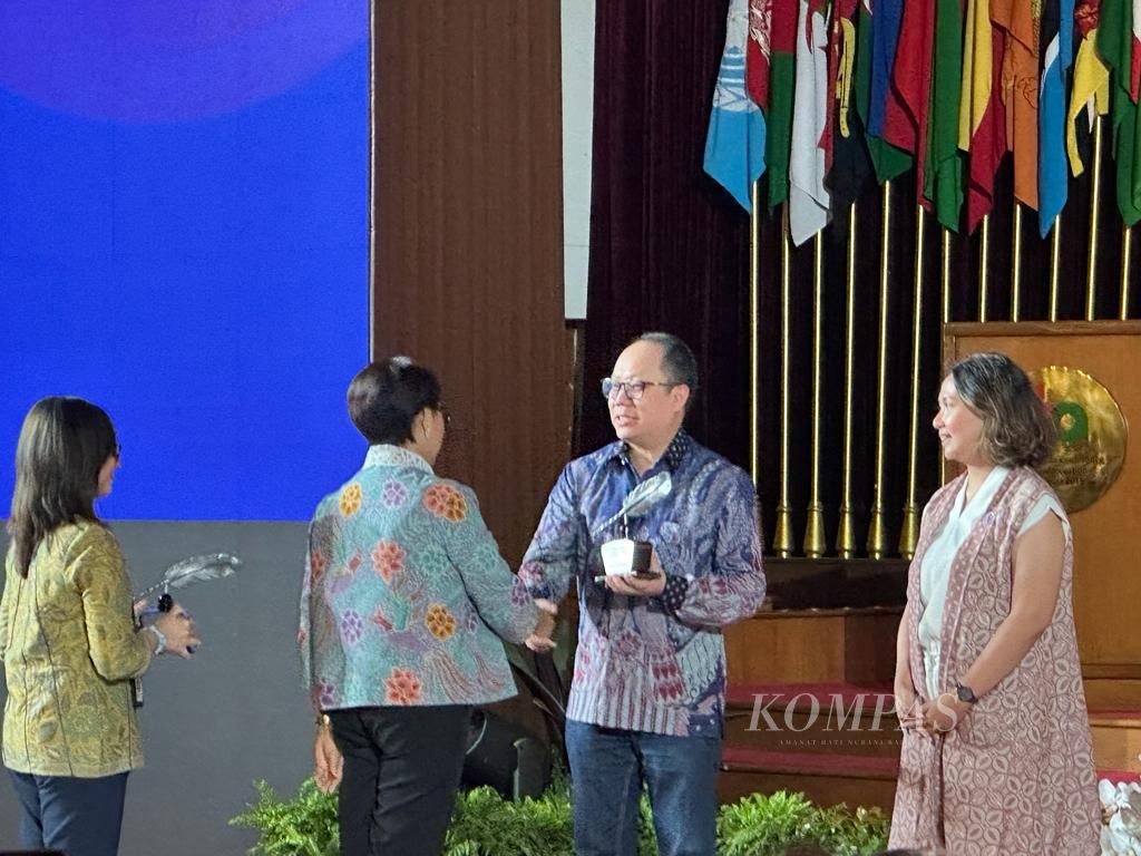 Chief Editor of the Daily <i>Kompas</i>/Kompas.id Sutta Dharmasaputra (second from right) receives the Adam Malik Award trophy from Minister of Foreign Affairs Retno Marsudi at the Asian-African Conference Museum, Bandung, West Java, Monday (8/1/ 2024).