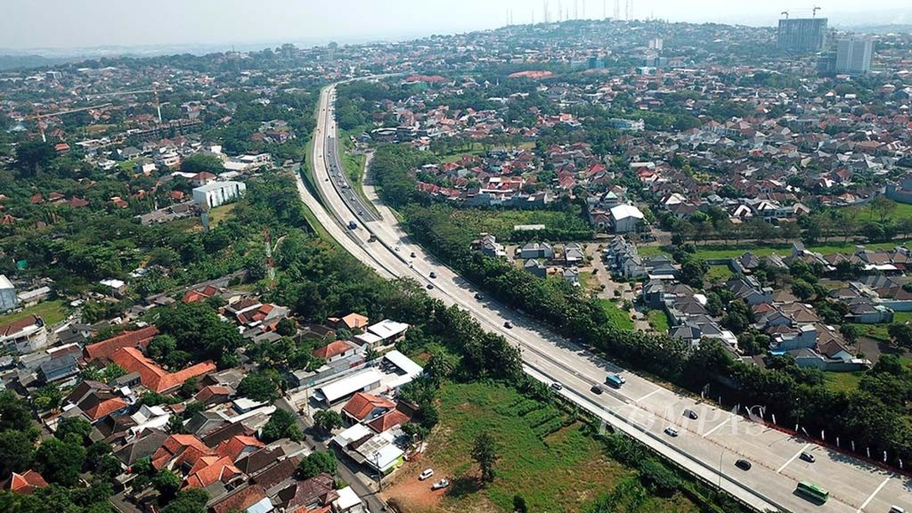 Kendaraan melintasi Gerbang Tol Banyumanik yang merupakan akses menuju Jalan Tol Semarang-Solo di Banyumanik, Kota Semarang, Jawa Tengah, Kamis (30/5/2019).