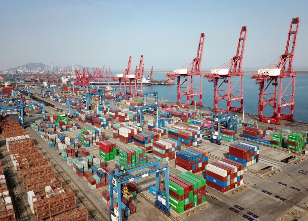 Foto udara ini menunjukkan kontainer pengiriman untuk ekspor ditumpuk di pelabuhan di Lianyungang, Provinsi Jiangsu timur, China, pada 7 Maret 2021. 