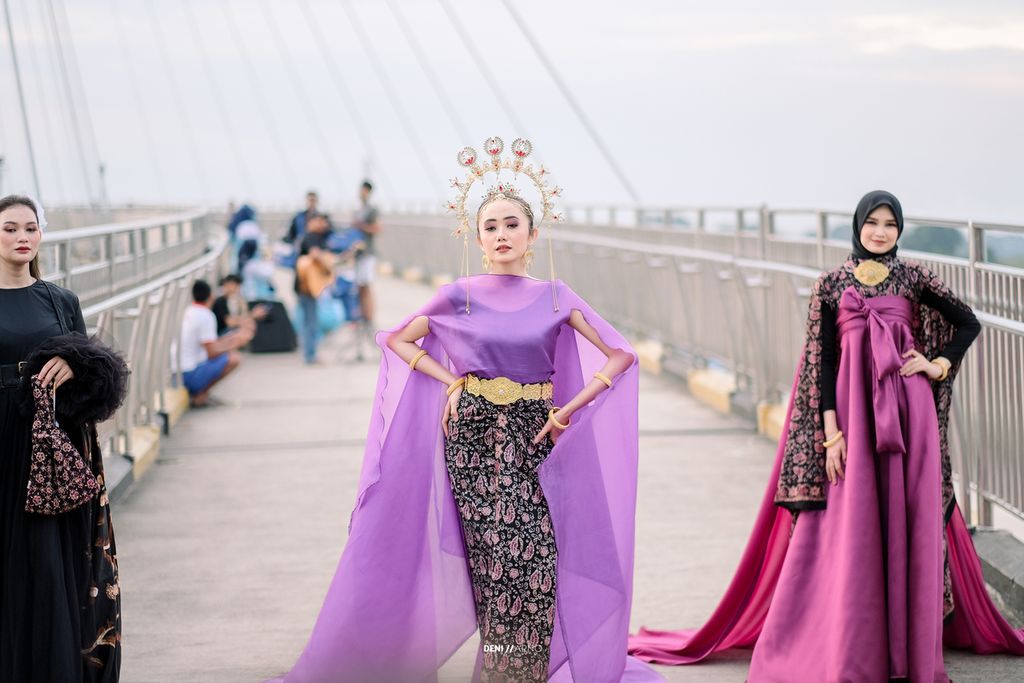 Batik fashion show at the Gentala Arasy Bridge, September 2022. The story of Jambi batik is now enlivened by the creativity of young people, one of which is through various fashion shows on the streets to the pedestrian bridges.