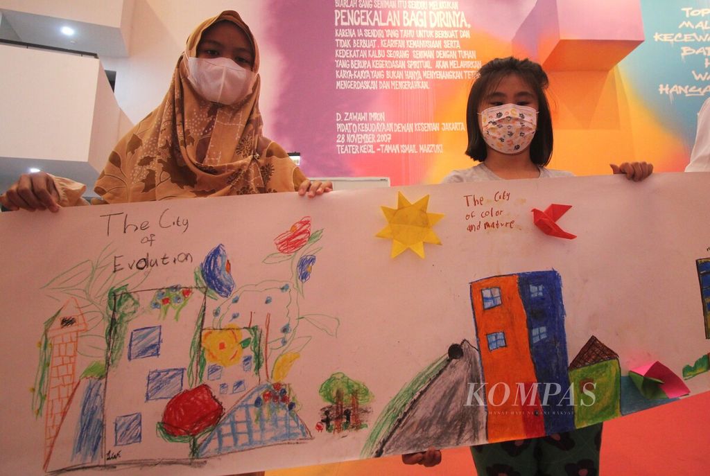 Anak-anak menunjukkan gambar imajinasinya tentang kota idaman dalam kegiatan bertajuk Ilustrasikan Kota Idamanmu yang diinisiasi oleh Kelompok Pencinta Bacaan Anak (KPBA) di Galeri Oesman Effendi, Taman Ismail Marzuki (TIM), Jakarta Pusat, Minggu (23/10/2022). Kegiatan ini merupakan rangkaian dari Jakarta International Literary Festival (JILF) 2022.