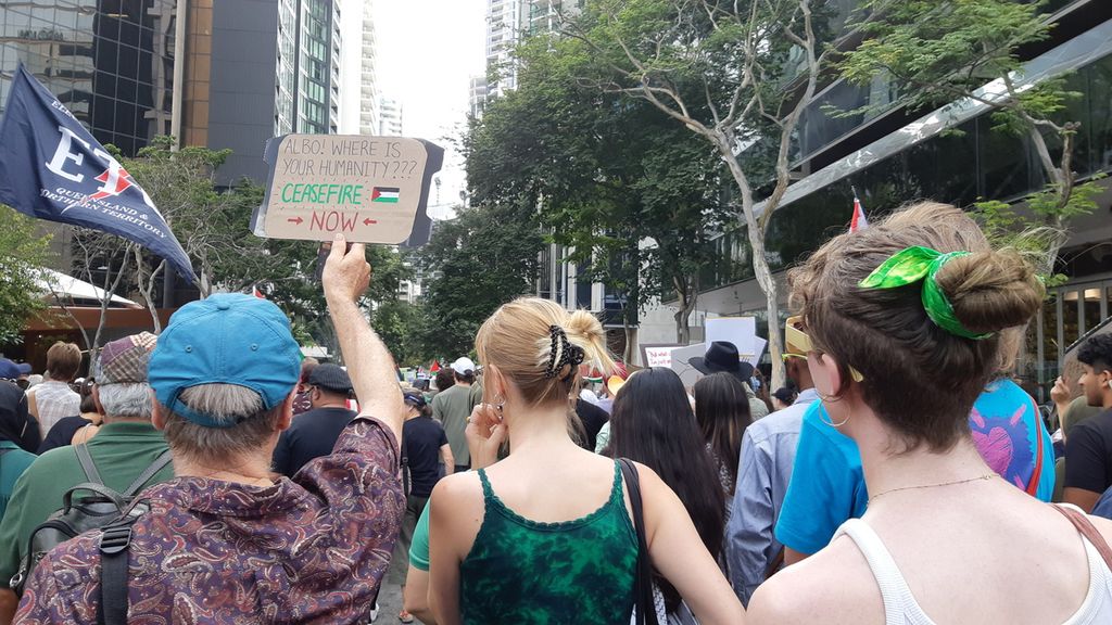 Peserta unjuk rasa pro-Palestina di Brisbane, Queensland, Australia, meminta pemerintah mengedepankan kemanusiaan pada Minggu (19/11/2023).