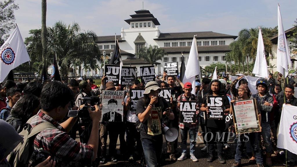 Sejumlah wartawan dari beragai media massa yang tergabung dalam Solidaritas Jurnalis Bandung turut memperingati Hari Buruh Sedunia atau May Day di halaman depan gerbang Gedung Sate, Kota Bandung, Jawa Barat, Minggu (1/5). 