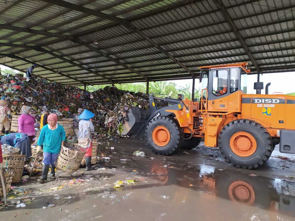 Suasana aktivitas pengolahan sampah menjadi bahan bakar alternatif atau refuse derived fuel (RDF) di Cilacap, Jawa Tengah, Kamis (25/2/2021). Fasilitas ini per hari mampu mengolah sampah dengan kapasitas 120-150 ton.