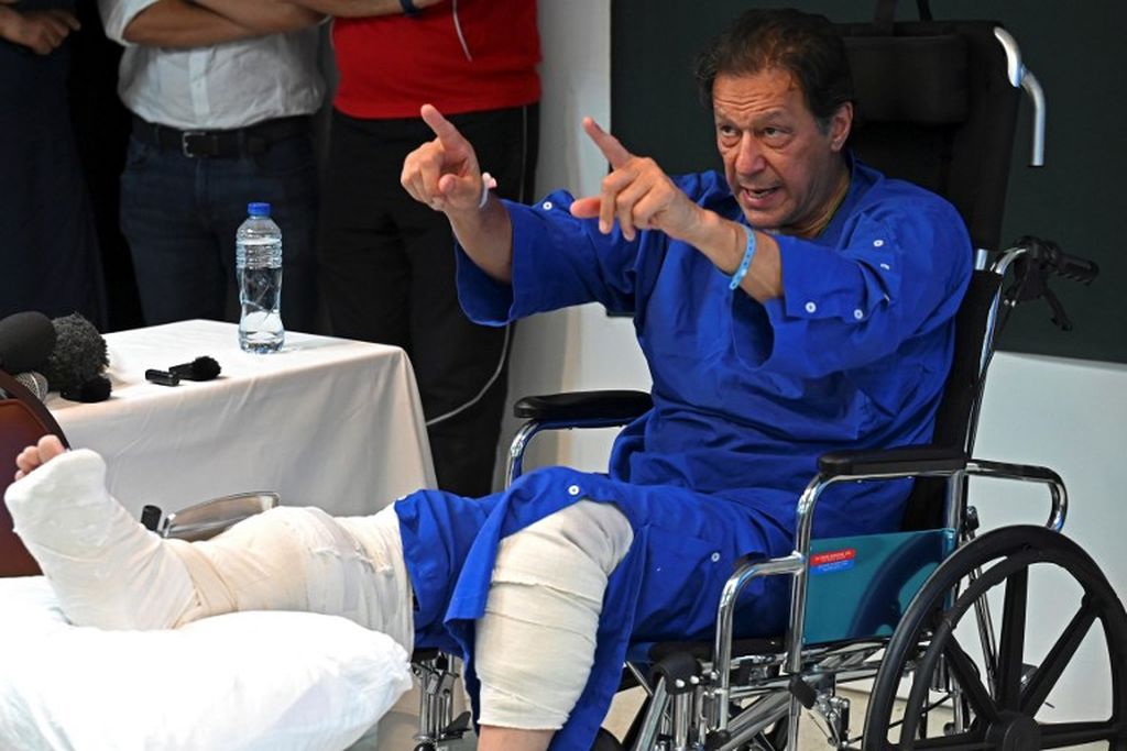 Dalam gambar yang diambil pada Jumat (4/11/2022) ini, mantan Perdana Menteri Pakistan Imran Khan berbicara kepada perwakilan media di sebuah rumah sakit di Lahore, sehari setelah upaya pembunuhan terhadapnya. 