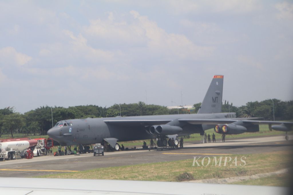 Pesawat pengebom strategis jenis Boeing B-52 Stratofortress milik Angkatan Udara Amerika Serikat (United State of Pacific Air Force/US PACAF) tiba di Bandara Kualanamu, Kabupaten Deli Serdang, Sumatera Utara, Selasa (20/6/2023). 