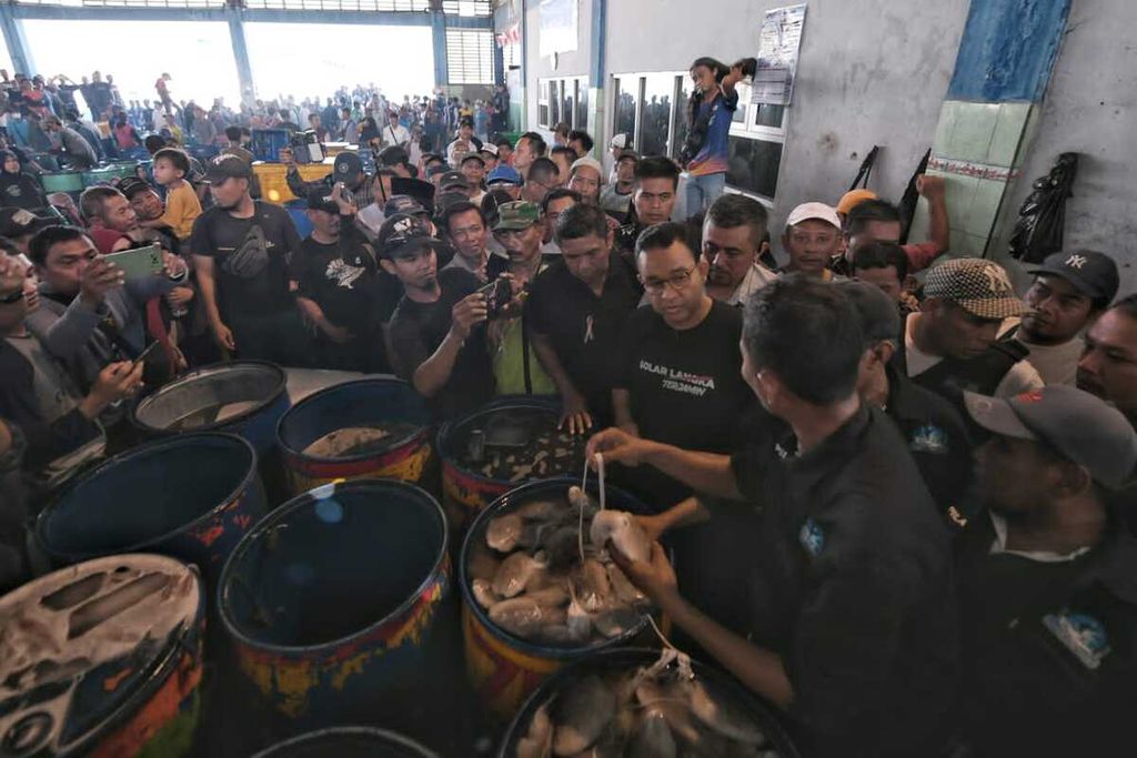Calon presiden nomor urut 1, Anies Baswedan, memulai kampanye dengan menemui para nelayan di Tempat Pelelangan Ikan Bronjong, Lamongan, Jawa Timur, Jumat (29/12/2023).