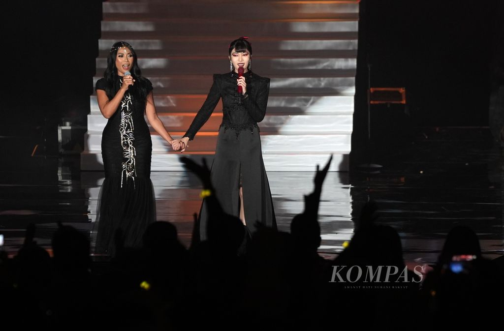 Duet Anggun dan Isyana Sarasvati dalam konser tunggal Anggun bertajuk #enchantingANGGUN di Jakarta Convention Center, Jakarta, Minggu (28/7/2024).