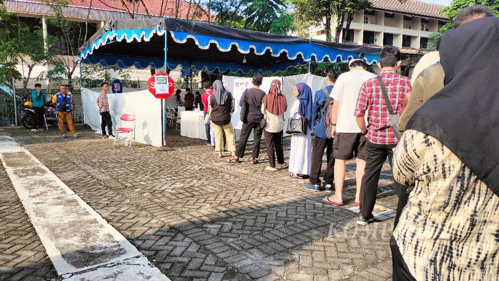 Antrean pemilih terlihat di Tempat Pemungutan Suara (TPS) 901 di halaman Asrama Ratnaningsih Kinanti 1, Kecamatan Depok, Kabupaten Sleman, Daerah Istimewa Yogyakarta, Rabu (14/2/2024) pagi. 