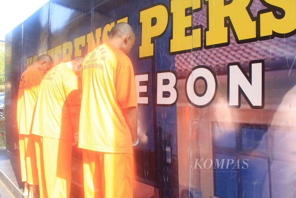 Sejumlah tersangka kasus pencurian minimarket ditampilkan saat konferensi pers di Markas Kepolisian Resor Kota Cirebon, Jawa Barat, Rabu (23/8/2023). Dalam kesempatan itu, polisi mengungkap sindikat pencurian minimarket yang kerap beraksi di jalur pantai utara.