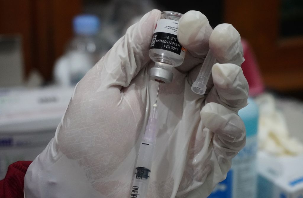 Vaksinator bersiap menyuntikkan vaksin Covid-19 kepada warga lanjut usia dan pelayan publik di Dinas Kesehatan Kota Tegal, Jawa Tengah, Jumat (16/4/2021).