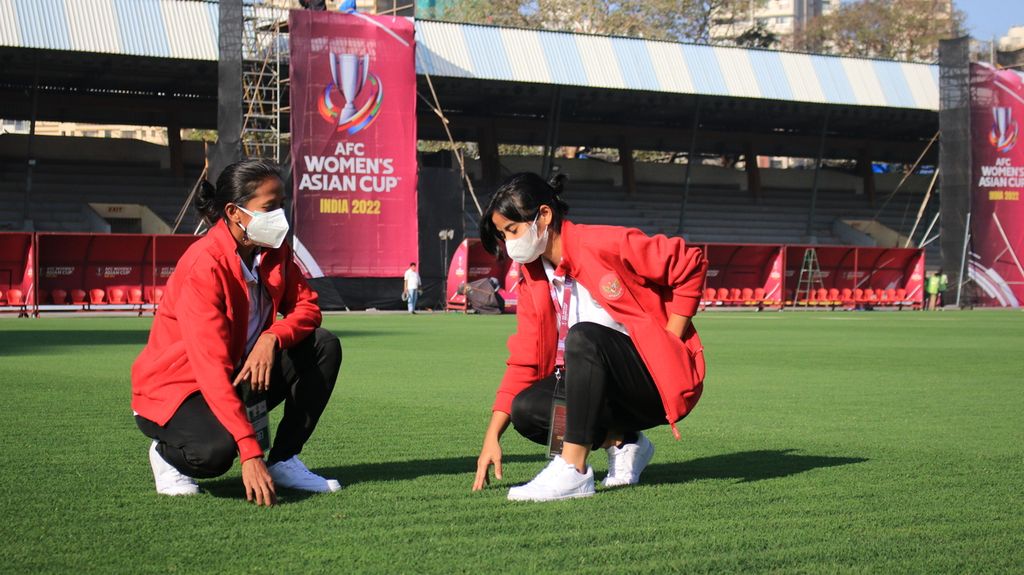 Pemain Indonesia, Rani Mulya Sari (kanan) dan Baiq Amiatun Shalihah, memeriksa rumput di Arena Mumbai Football, India, dalam kunjungan ke stadion itu menjelang laga Piala Asia 2022 kontra Australia, Kamis (20/1/2022). Tim Indonesia akan menjalani laga pertamanya di Piala Asia Putri dalam 33 tahun terakhir atau sejak 1989.