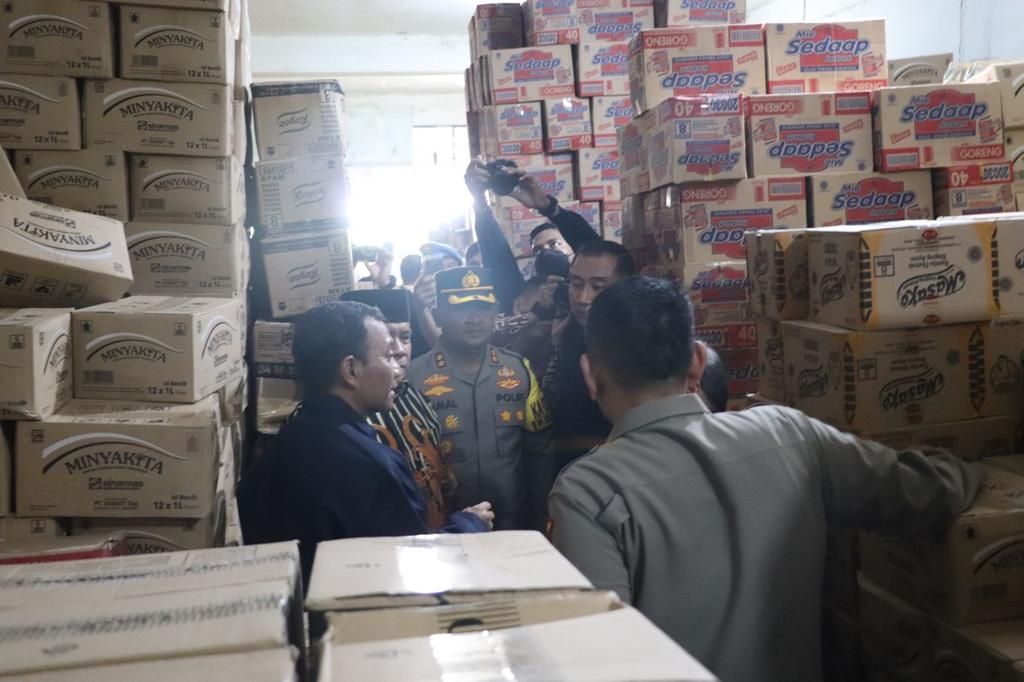 Polisi mengecek stok Minyakita yang ditahan di gudang salah satu toko di Kendal, Jateng, Kamis (9/2/2023).