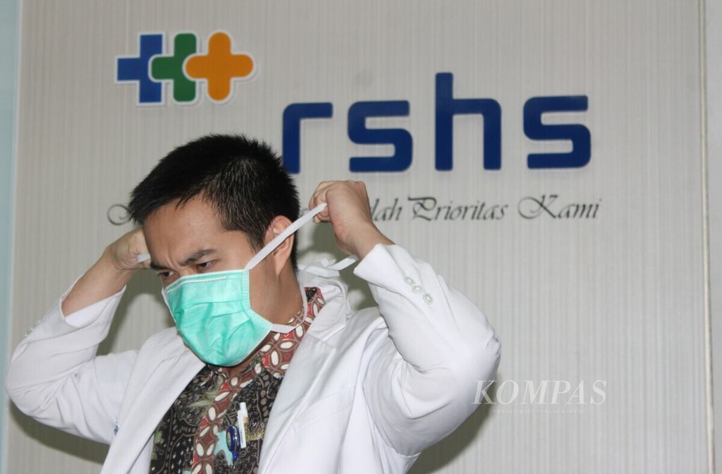 Dokter di Rumah Sakit Hasan Sadikin, Kota Bandung, Jawa Barat, mempraktikkan cara memakai masker untuk mengantisipasi terserang virus, Senin (27/1/2020).