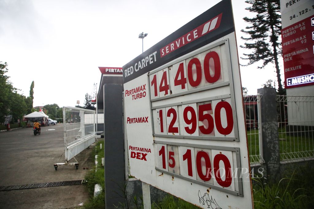 Daftar harga bahan bakar minyak di SPBU di kawasan Pesanggrahan, Jakarta Selatan, Rabu (17/1/2024). Pada 2024, Kementerian Energi dan Sumber Daya Mineral menaikkan lagi nilai subsidi menjadi Rp 186,9 triliun atau naik 28,6 persen. 