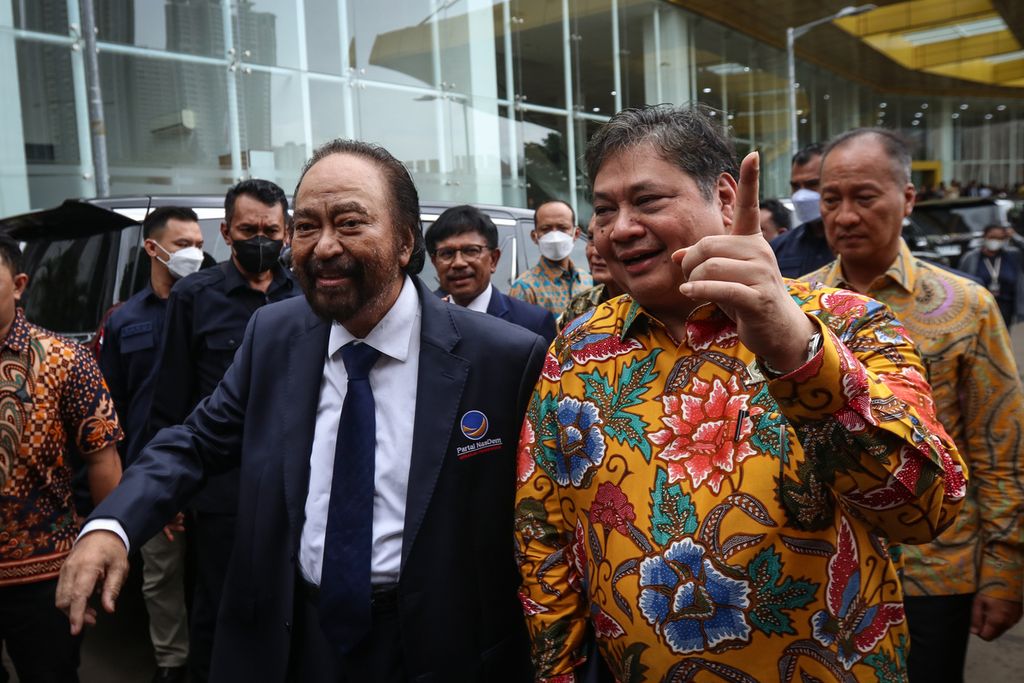 Ketua Umum Partai Golkar Airlangga Hartarto berjalan bersama Ketua Umum Partai Nasdem Surya Paloh di kantor DPP Partai Golkar, Jakarta, Rabu (1/2/2023). 