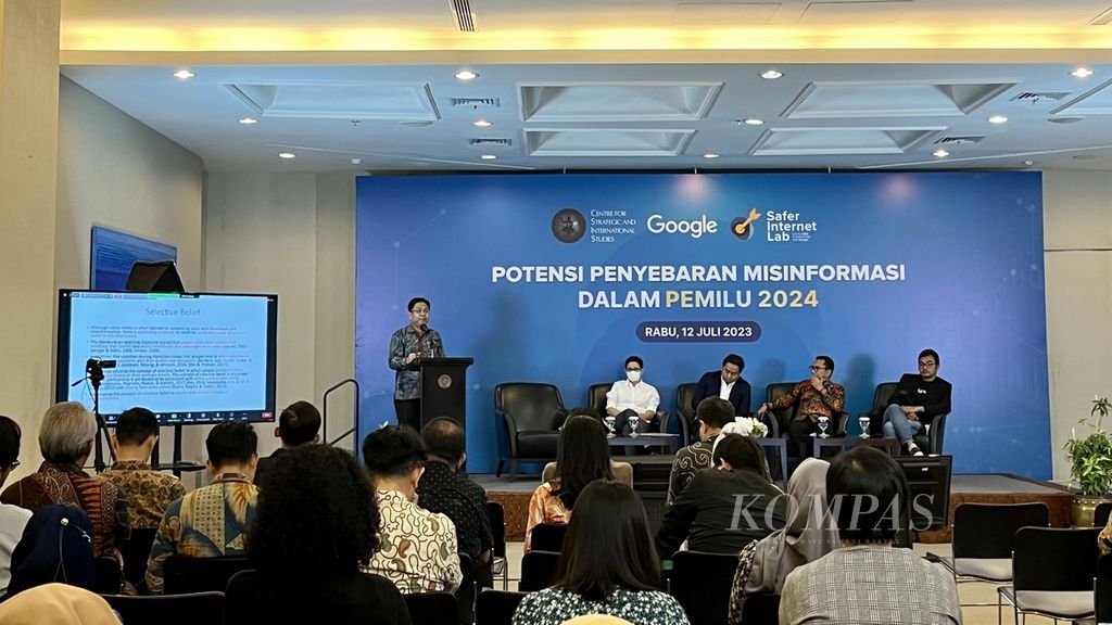 Direktur Eksekutif Indikator Politik Indonesia Burhanuddin Muhtadi memberikan paparan dalam seminar bertajuk ”Potensi Penyebaran Misinformasi dalam Pemilu 2024” di Jakarta, Rabu (12/7/2023).