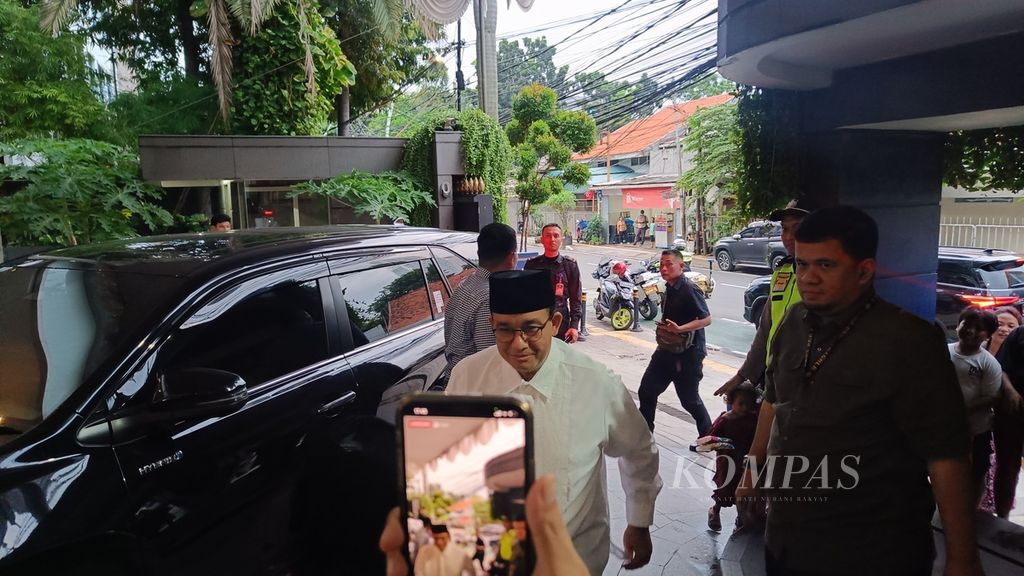 Calon presiden nomor urut 1, Anies Baswedan, tiba di Nasdem Tower, Kantor DPP Partai Nasdem, Jakarta, Jumat (22/3/2024).